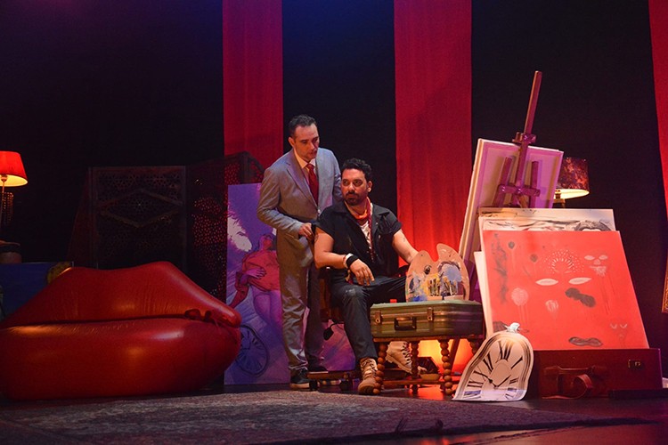 Tiyatro sahnelerine döndü