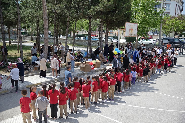 Gönüllüler "Dilek Balonu Projesi" ile çocukların hayallerini gerçekleştiriyor