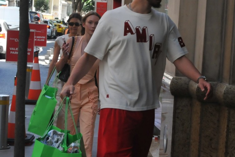Bodrum tatilinden sonra soluğu alışverişte aldılar