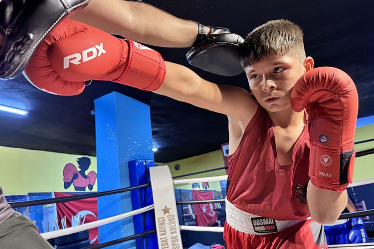 Muhammed, ilk şampiyonasından altın madalyayla döndü