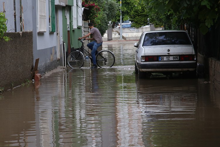Adana'da sağanak ve dolu etkili oldu