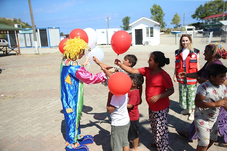 Çocukların yüzü, eğitici ve eğlendirici etkinliklerle gülüyor