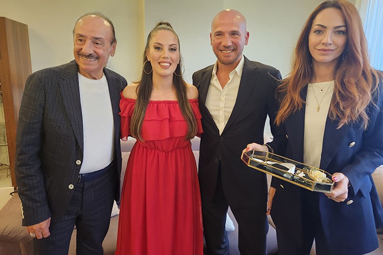 Ünlü popçu Alex nişanlandı