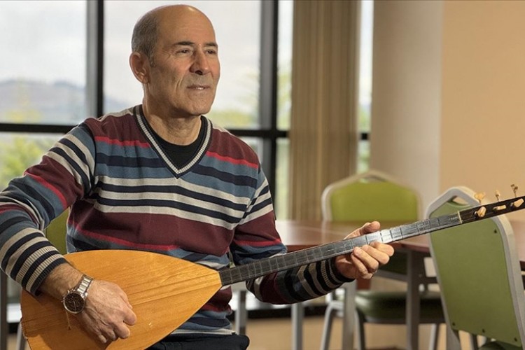 Türk Halk Müziği tutkusuyla kurduğu koroyla kulakların pasını siliyor