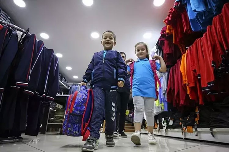 Okul kıyafeti alışverişi giyim sektörünü hareketlendirdi
