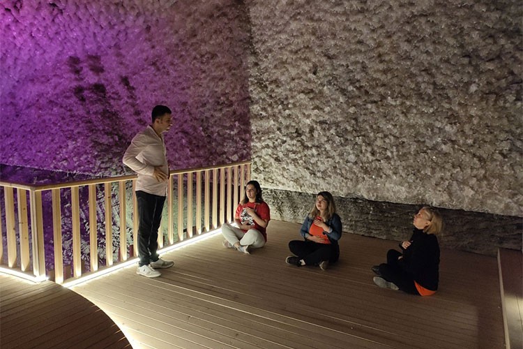 Iğdır'daki Tuz Terapi Merkezi kış aylarında da turistleri ağırlıyor