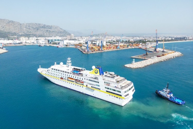 QTerminals Antalya Limanı, yılın ilk kruvaziyer gemisi olan Hamburg'u ağırladı