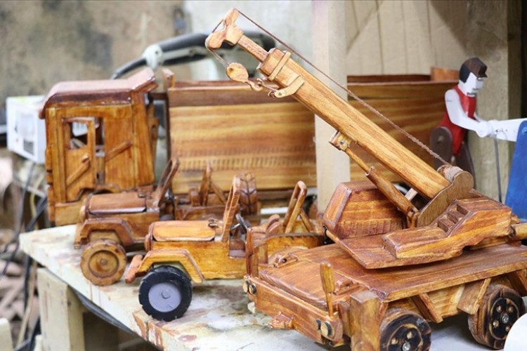 Evinin bodrumunda 500'den fazla ahşap maket yaptı