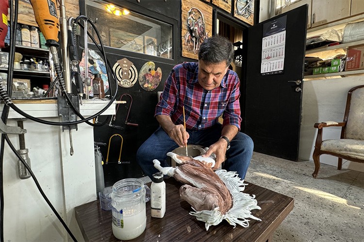 Reklamcıların atık malzemelerinden üç boyutlu sanat eserleri üretiyor