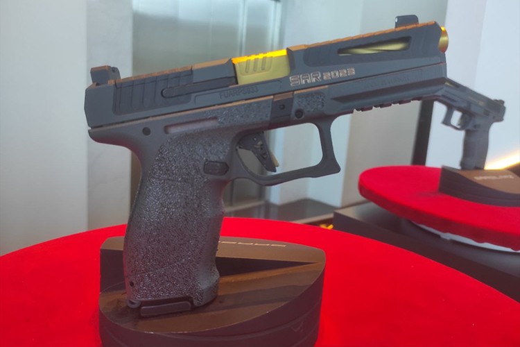 Cumhuriyet'in 100. yılı için özel tabanca üretti