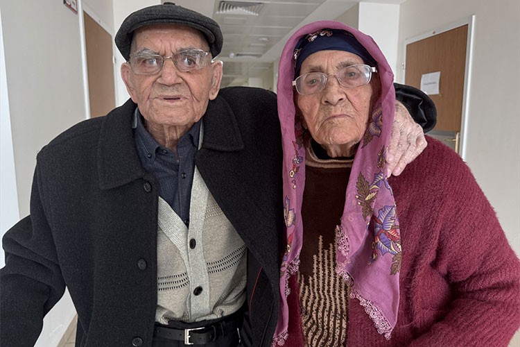 Huzurevinin 67 yıllık evli çifti, birbirlerine olan sevgileriyle örnek gösteriliyor