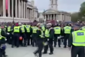 Londra'da karantina karşıtlarına polis müdahalesi